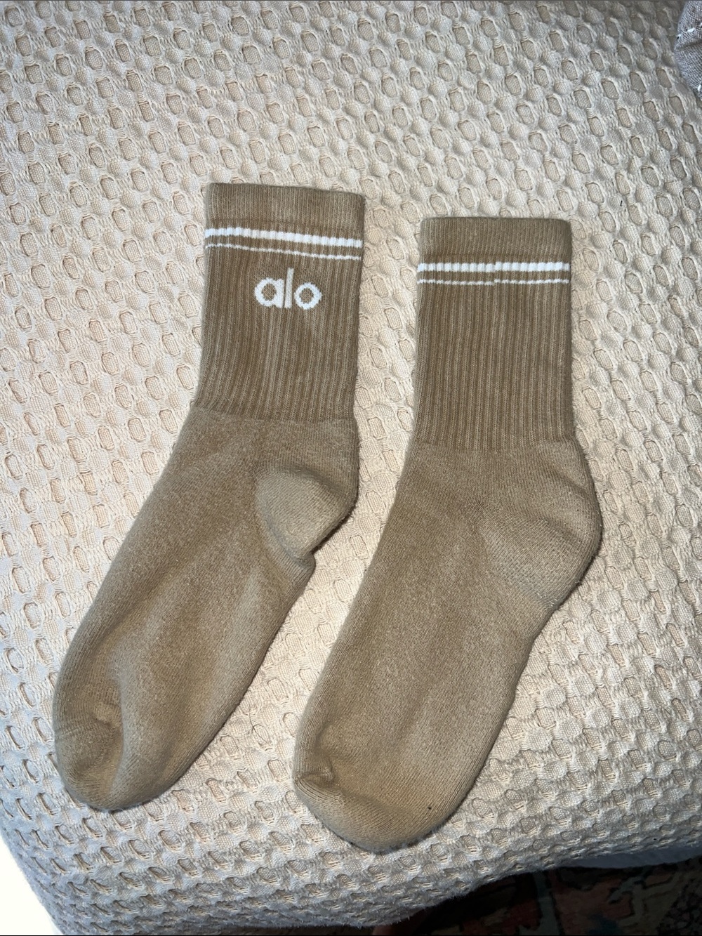 ALO Yoga unisex Half Crew Socks - Gravel with White Logo